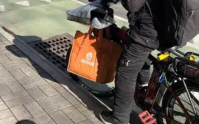 Gli enti regolatori affermano che DoorDash e Uber Eats hanno sottratto ai fattorini di New York 550 milioni di dollari in mance